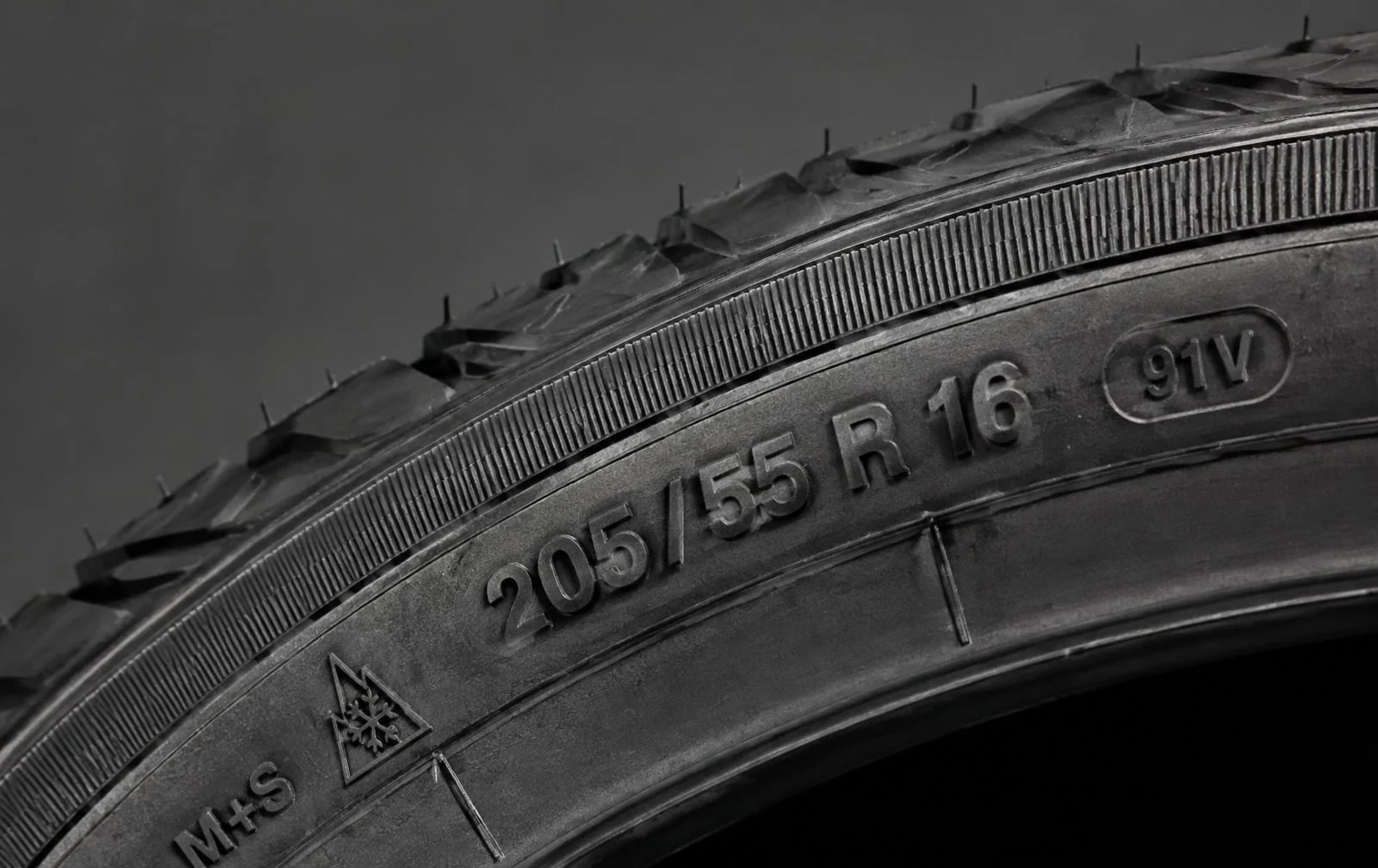 مقاس الإطار مكتوب على جانبه مثل 205/55 R16 91V